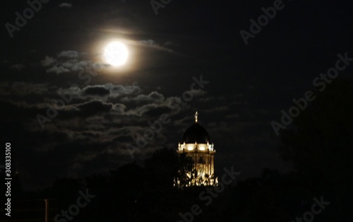 Vollmond in Berliner Nacht mit Turm