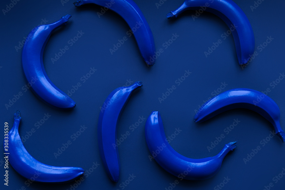 Naklejka premium Pantone classic blue bananas on the blue background