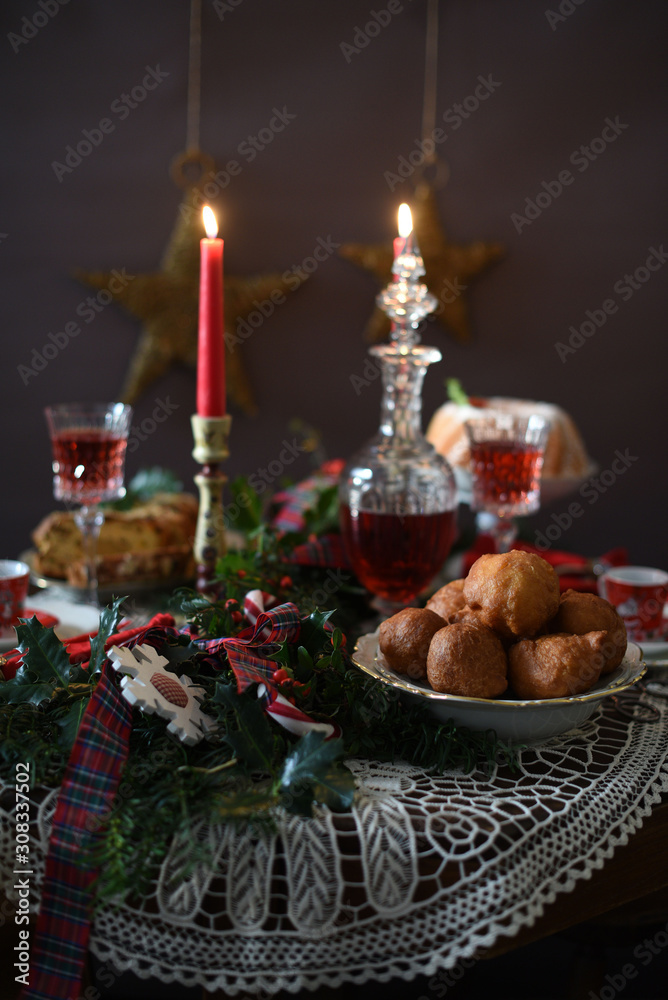  Baked turkey or chicken. The Christmas table is served with a turkey, decorated with fruits, salad and nuts. Fried chicken, table. Christmas dinner.