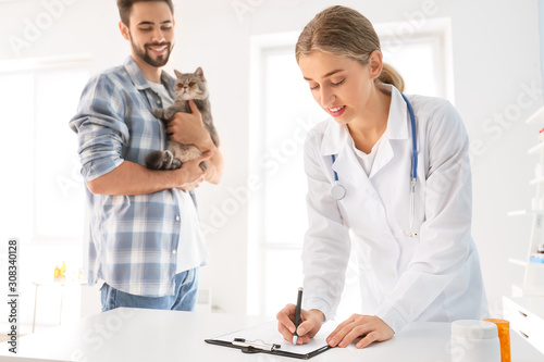 Man with his cat visiting v...