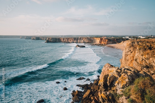 Photo Beautiful Tonel beach with a lot of rock formations in Sagres, Portugal