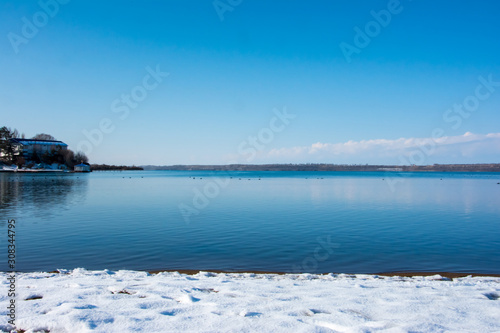 青空とイシククル湖