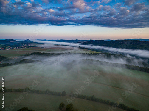 Faszinierende  beeindruckende Morgenstimmung mit Nebel   ber den Elbe  T  ler im Nationalpark S  chsische Schweiz. Blick von der Kaiserkrone auf Zirkelstein  Rosenberg  Schrammsteine bis Lilienstein.