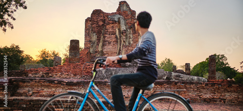 Photo solo male thai tourist on bike visiting sukhothai historical park in thailand