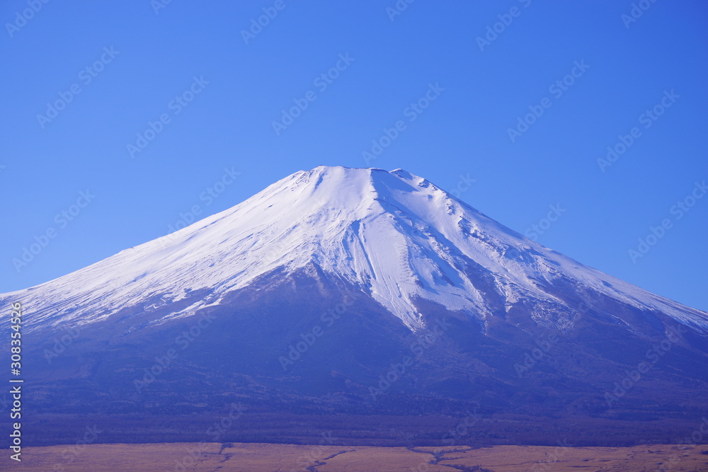 澄み切った青空と富士山と山中湖 澄み切った青空と富士山と山中湖