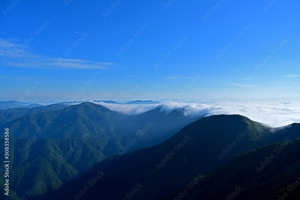 伊吹山で見た滝のように見える雲海の情景