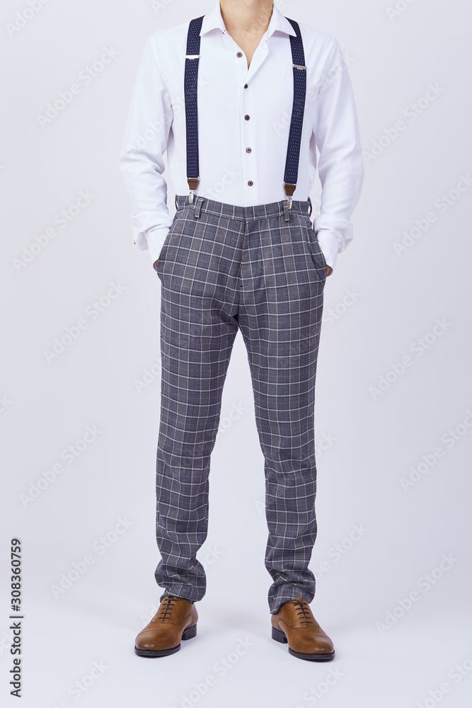 Hombre de camisa, pantalón a cuadros y tiradores en estudio con fondo  blanco Stock Photo | Adobe Stock