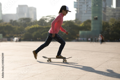 Canvas Print Skateboarder skateboarding at sunset city