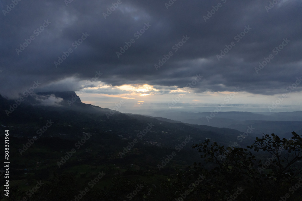 atardecer nublado desde lo alto de una montaña atardecer nublado desde lo alto de una montaña