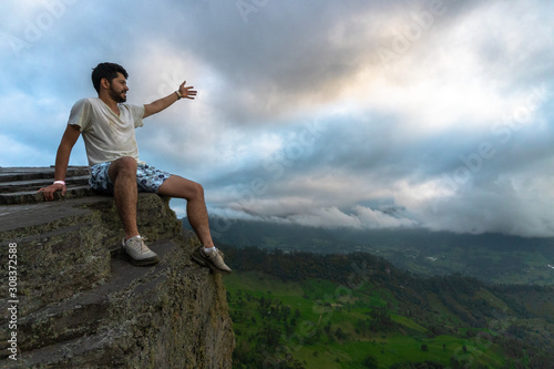 sentado al borde de un montaña