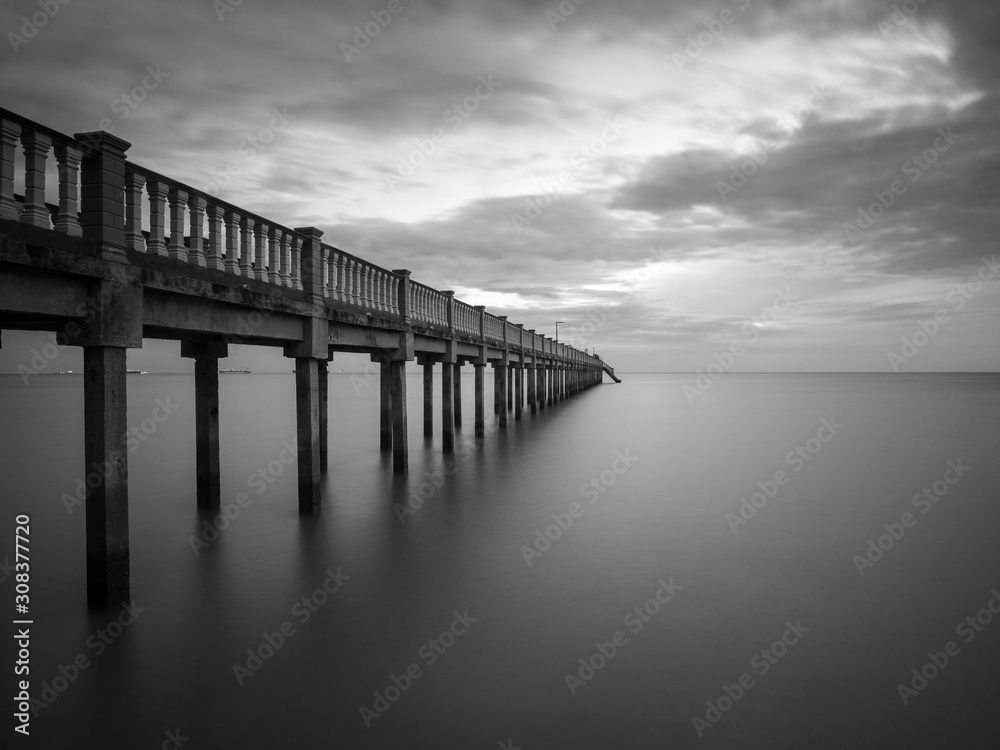 Naklejka premium Long exposure shot of seascape in black and white.