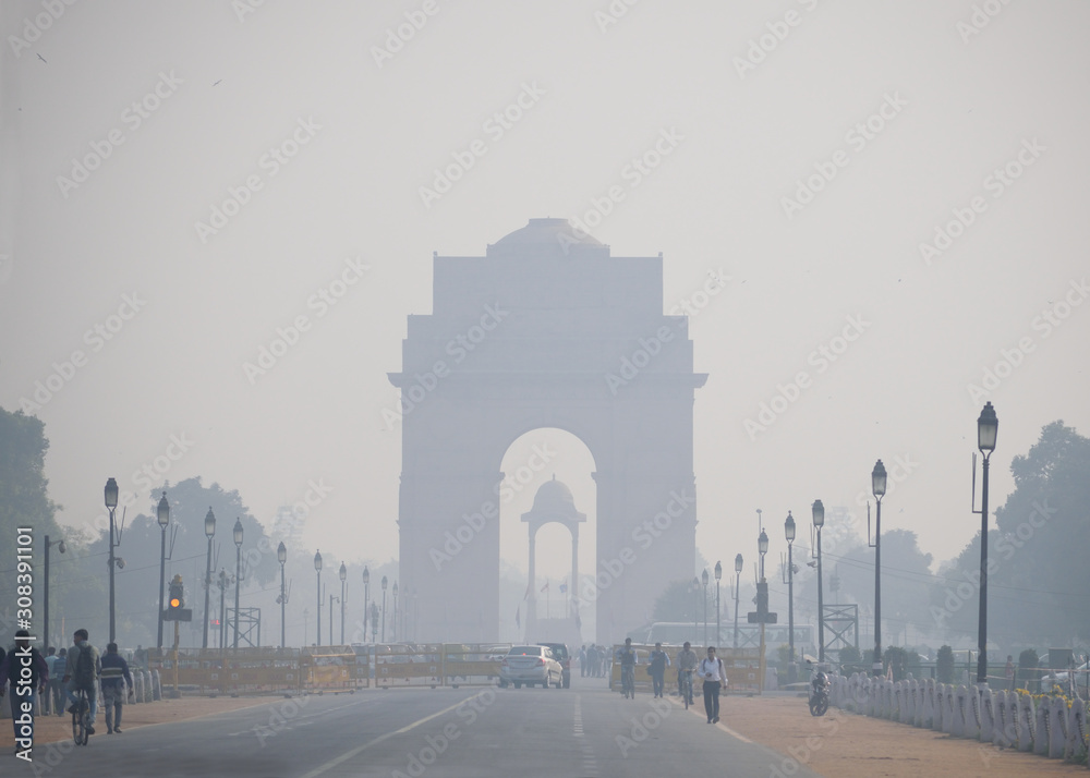 Plakat Brama Indii w Delhi pokryta smogiem