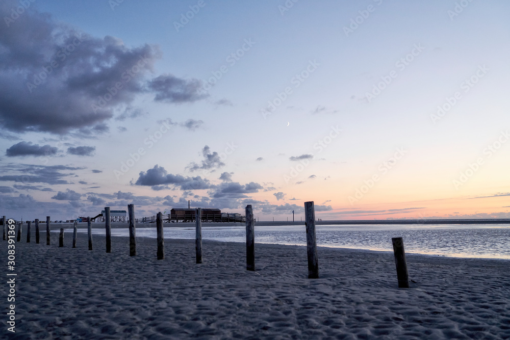 Obraz premium At the german north sea beach to the sunset