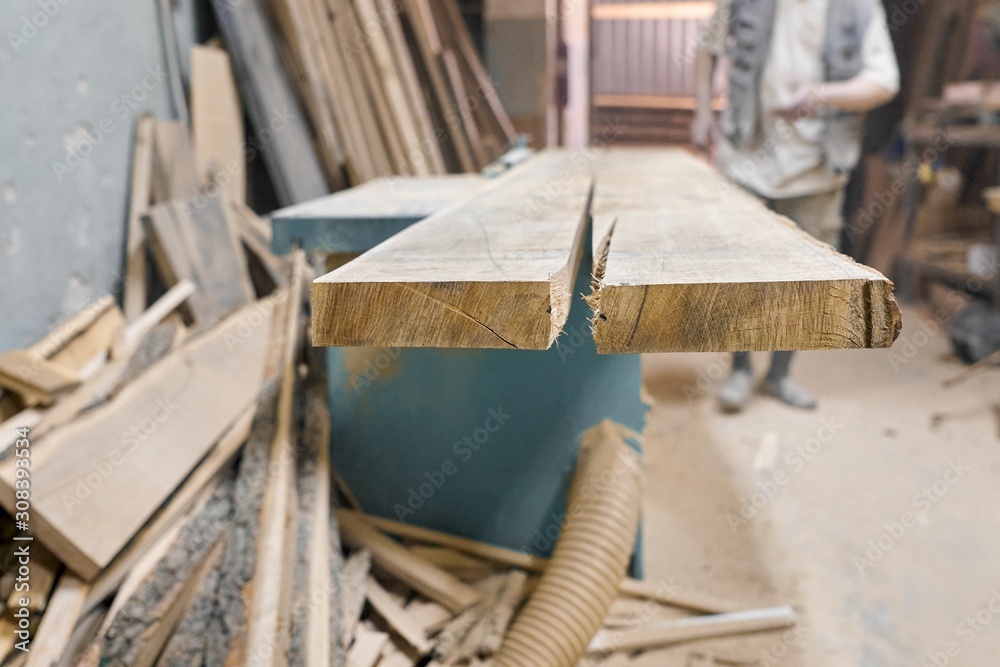 Obraz premium Male carpenter working on circular machine in workshop