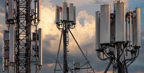 Obraz na płótnie base stations and mobile phone transmitters against the background of the evening sky w salonie