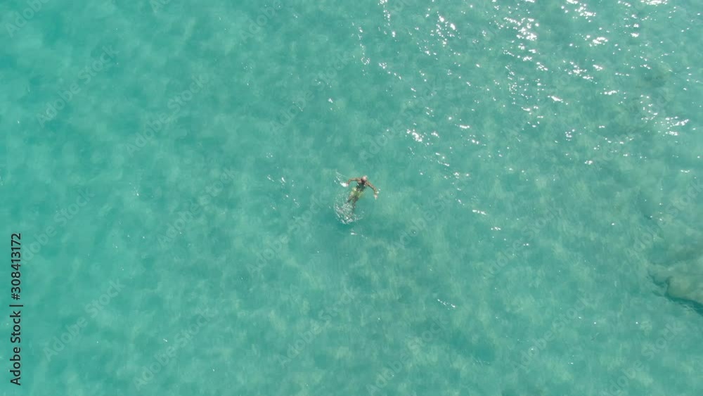 Vista aerea de un hombre nadando en una playa de Mallorca concepto de vacaciones y verano Vista aerea de un hombre nadando en una playa de Mallorca concepto de vacaciones y verano