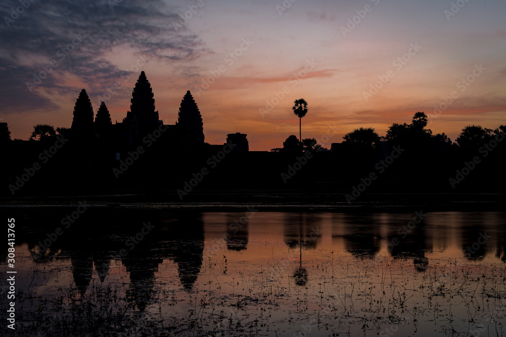 Obraz premium sunset at the world heritage place of Angkor Wat in Cambodia, Asia 