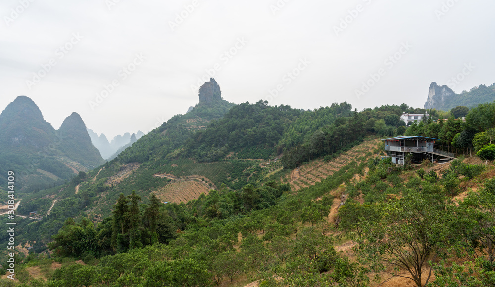 Φωτογραφία Karts hill Mountains view, on a cloudy misty morning in South China