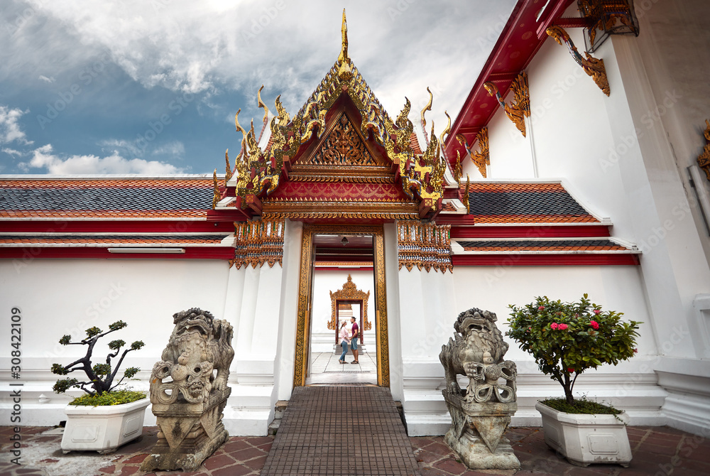 Naklejka premium Couple of tourist in the Wat Pho