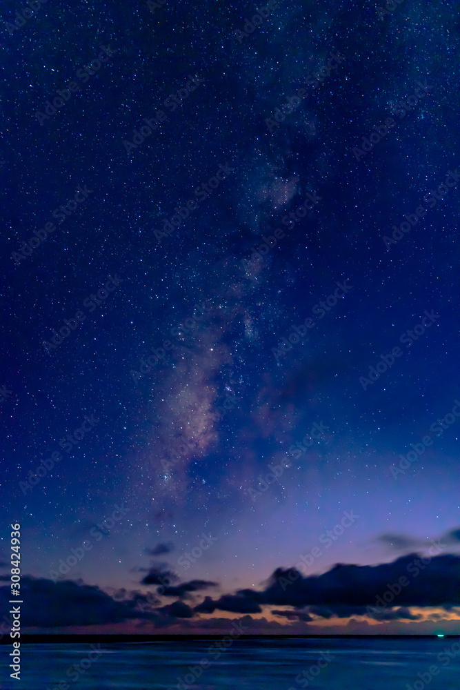 宮古島で薄暮に浮かび上がる奇跡の天の川銀河