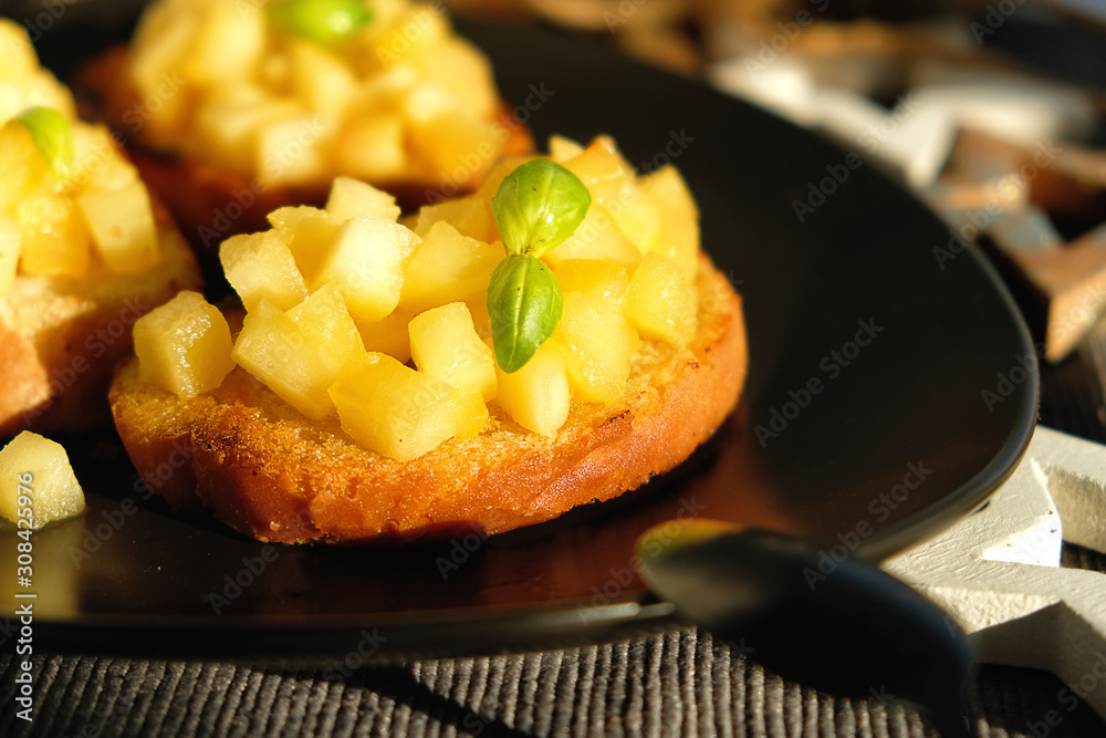 CHRISTMAS RECIPE. TOASTS WITH APPLES IN A PAN.