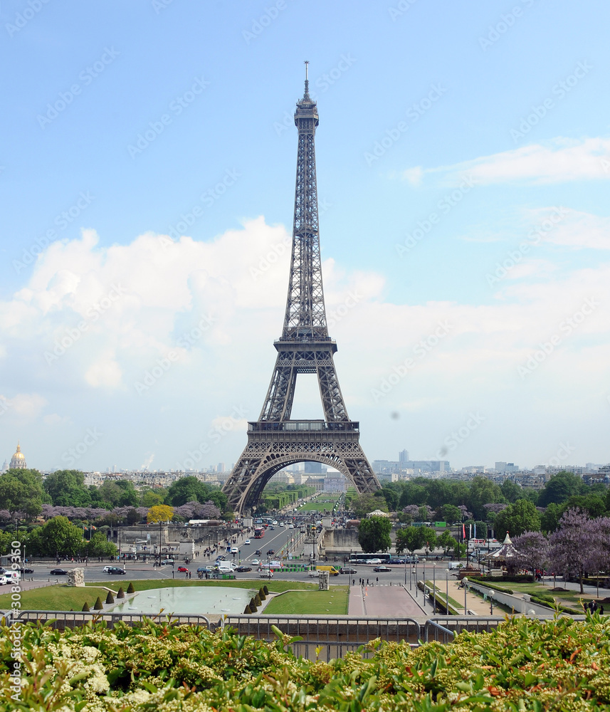 Eiffelturm an einem schönen Sommertag