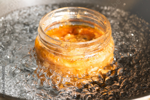 Stampa su Tela Bain-marie cooking with a food jar in middle of boiling water bath