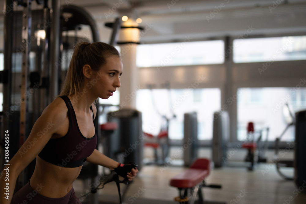 Frau im Fitnessstudio beim Sport machen