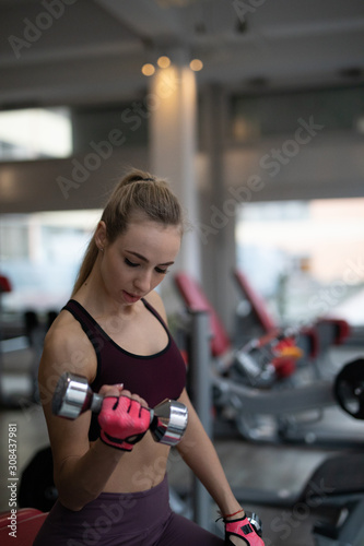 Frau im Fitnessstudio beim Sport machen © TIGERRAW