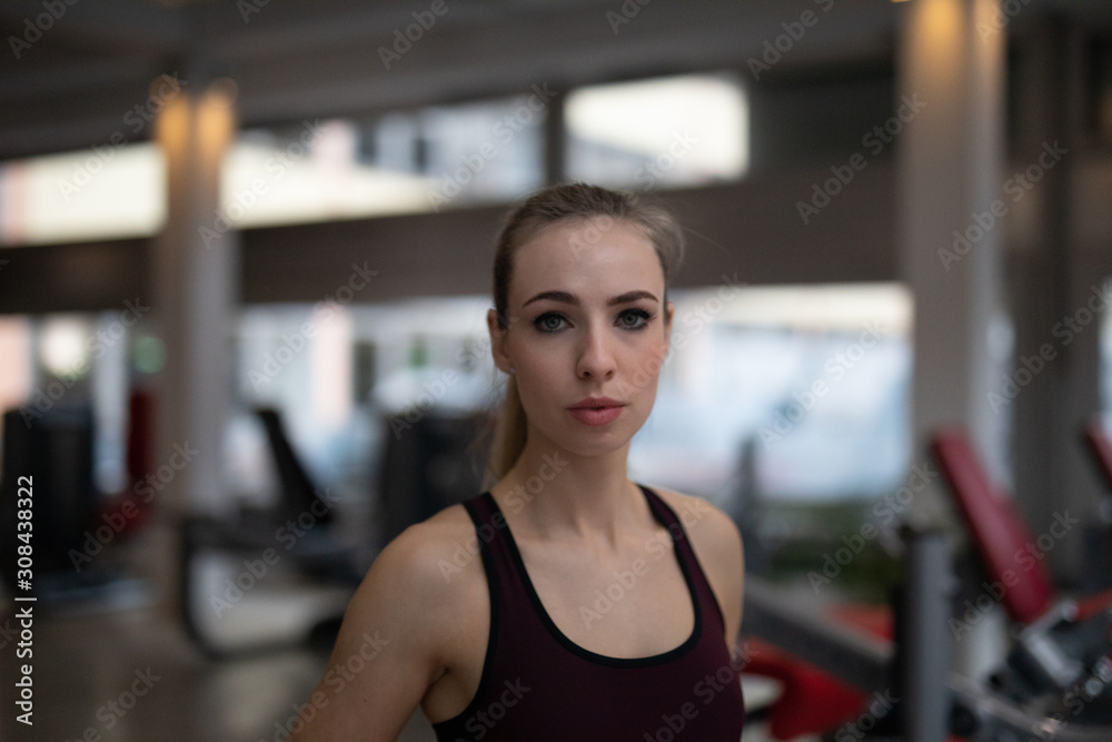 Fototapeta premium Frau im Fitnessstudio beim Sport machen