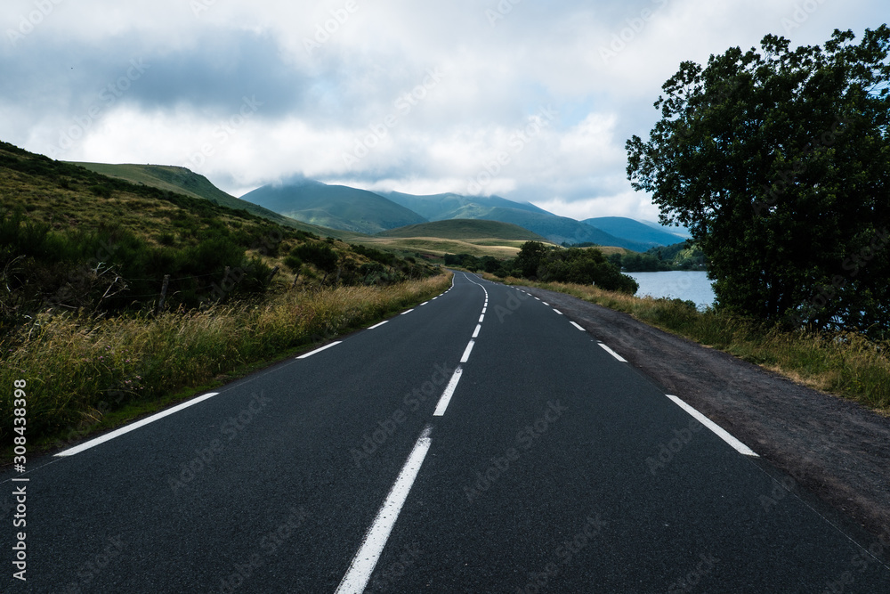 Fototapeta premium Empty road in the mountains