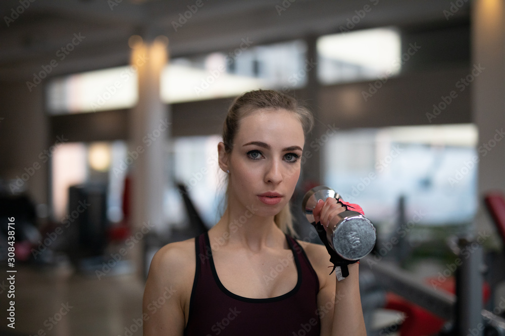 Fototapeta premium Frau im Fitnessstudio beim Sport machen