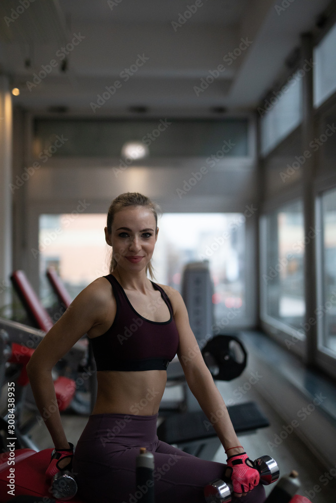 Frau im Fitnessstudio beim Sport machen Frau im Fitnessstudio beim Sport machen