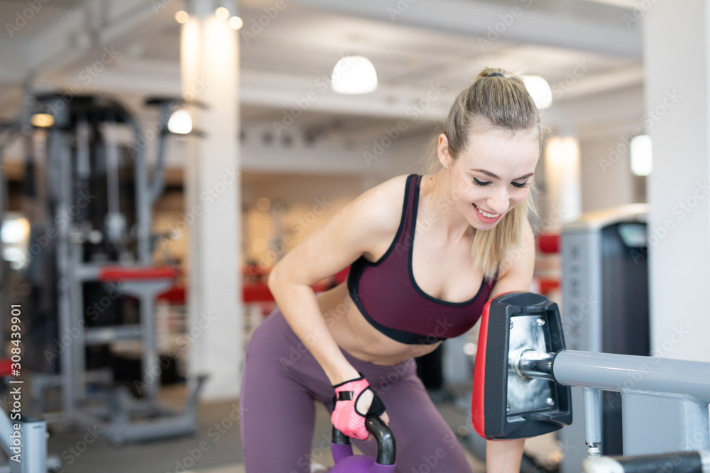 Obraz premium Frau im Fitnessstudio beim Sport machen