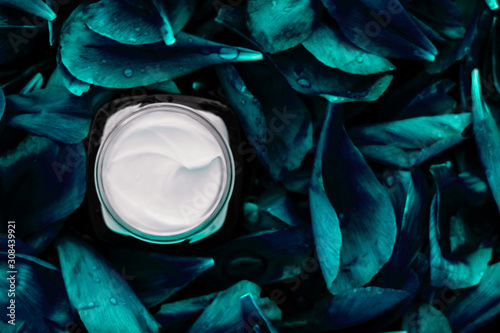 Fotografía Luxury face cream moisturizer for facial skin on emerald flower background, flor