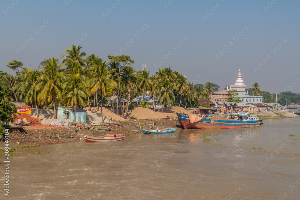 MORRELGANJ, BANGLADESH - NOVEMBER 19, 2016: Several boats on Pangunchi river in Morrelganj village, Bangladesh