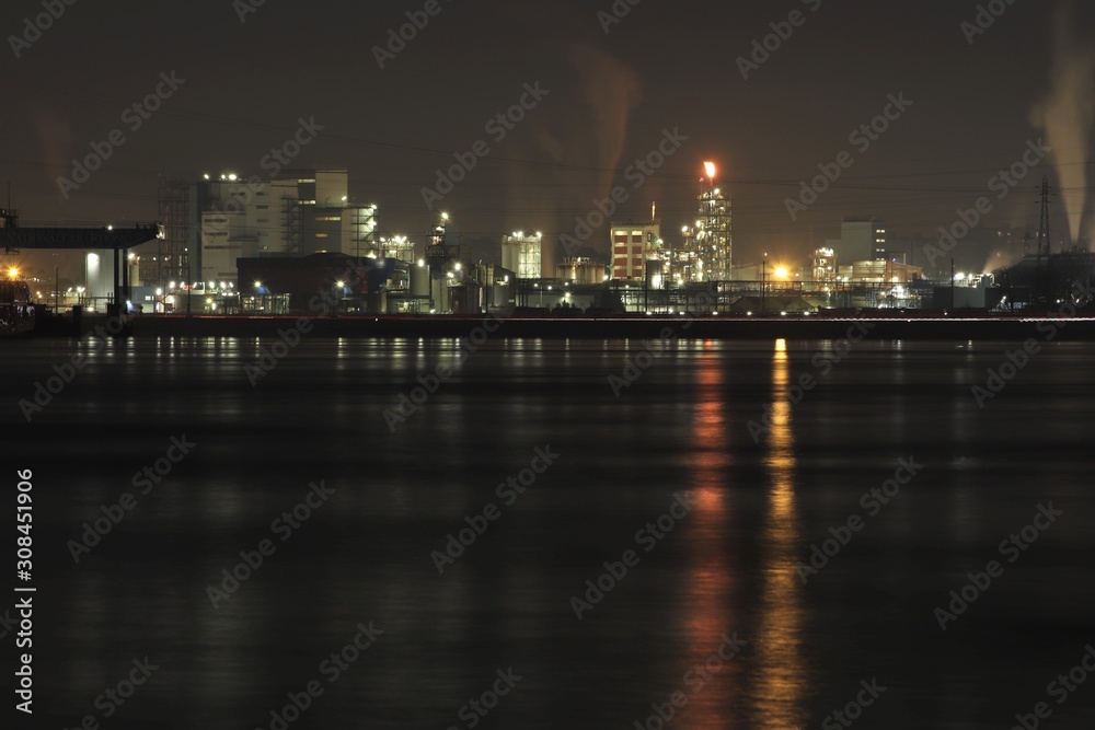 Fototapeta premium La raffinerie de Feyzin au bord du fleuve Rhône vue de nuit - Département du Rhône - Région Rhône Alpes - France - Industrie pétrolière et chimique