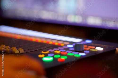 Tableau sur toile Matériel audio - table de mixage- musique studio d'enregistrement