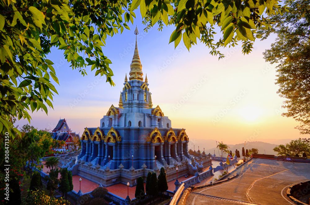 Fototapeta premium Prabaromathat Chedi Srinakarindra Satismahasantikiri
