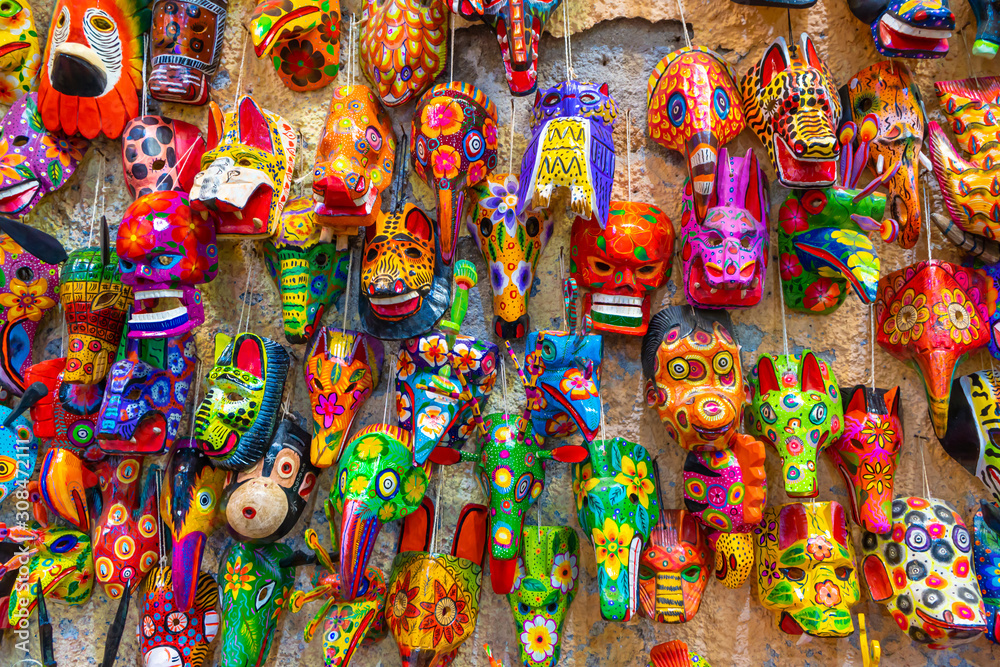 En la pared hay muchas máscaras mayas en una casa de la ciudad de Antigua Guatemala.