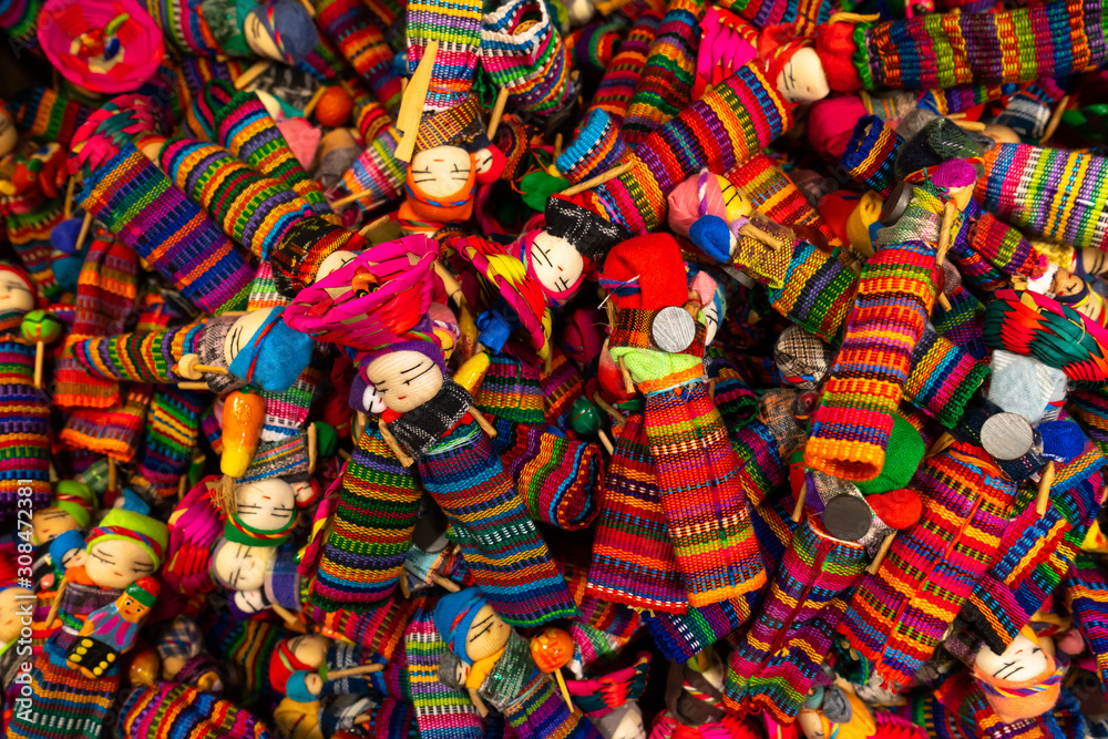 En la caja hay muchas muñecas quita penas hecha en Guatemala. foto de Stock  | Adobe Stock