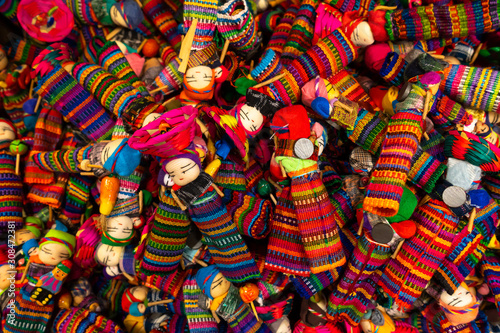 Photos En la caja hay muchas muñecas quita penas hecha en Guatemala.