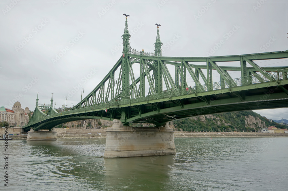 Obraz premium Green Bridge in Budapest