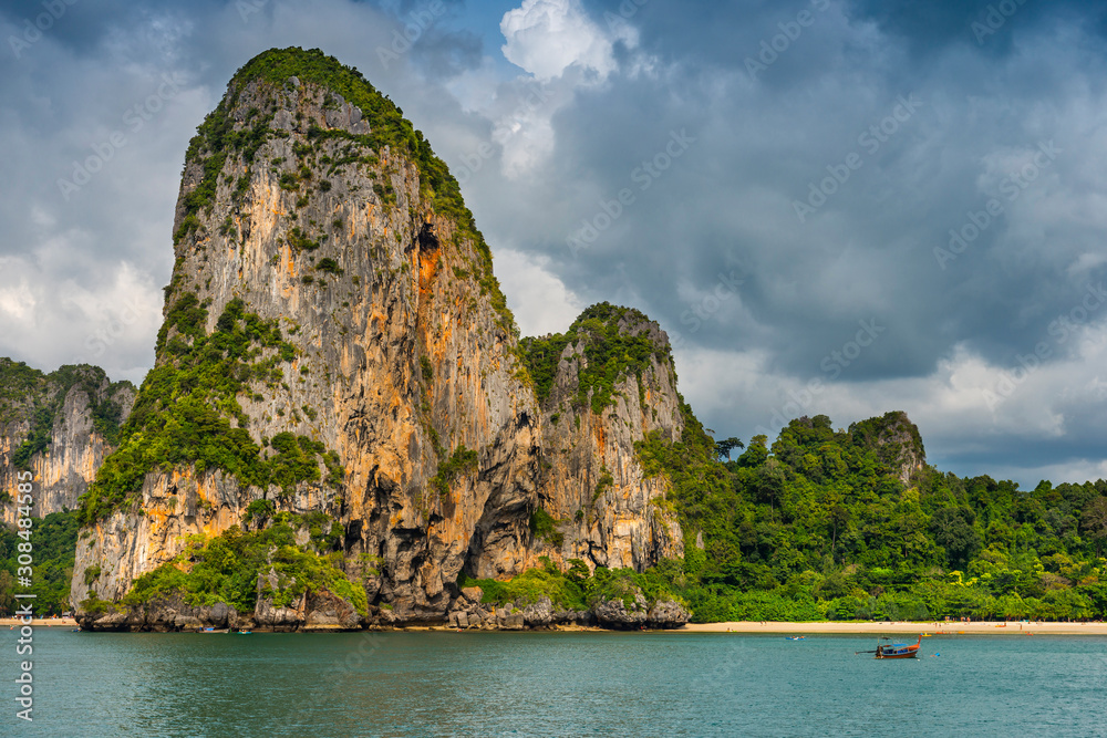 Küstenlandschaft am Railay beach bei Krabi in Thailand