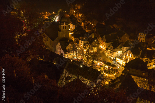 Blick auf den Weihnachtsmarkt in der Altstadt von Monschau.