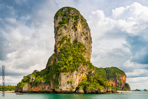 Küstenlandschaft am Railay beach bei Krabi in Thailand