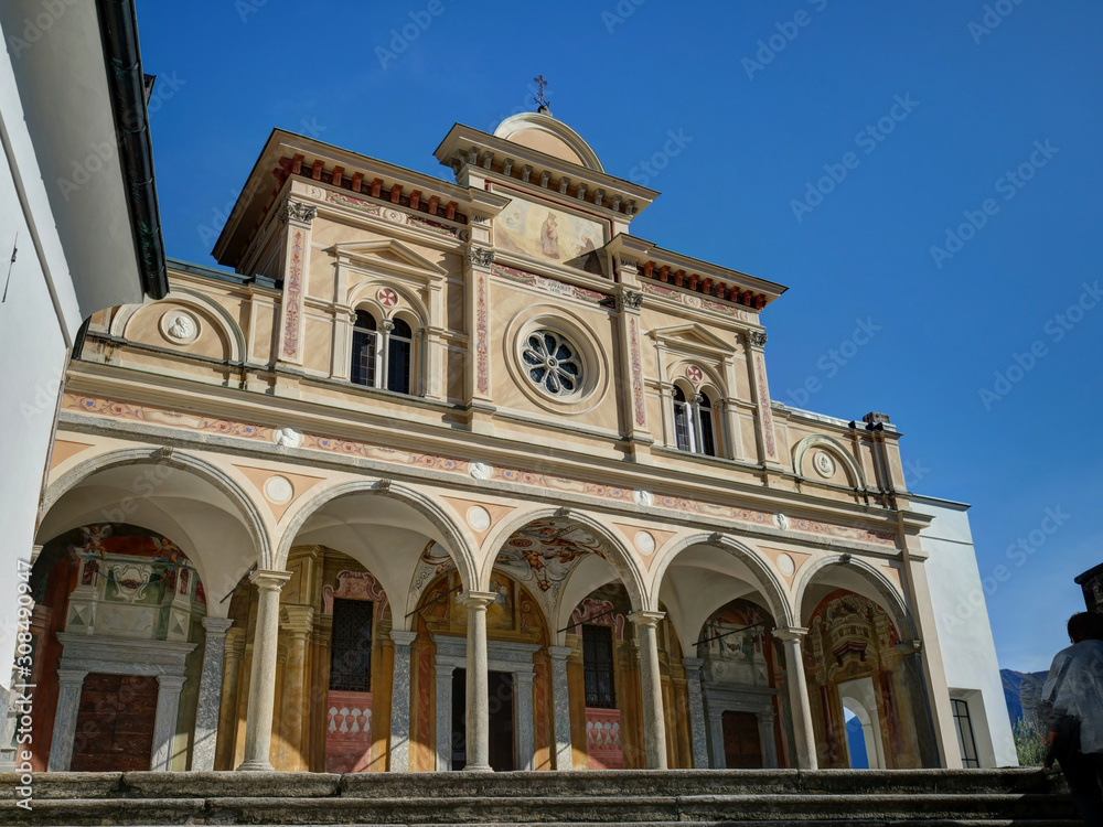 Façade de l'église de la Madonna del Sasso, Locarno, Suisse