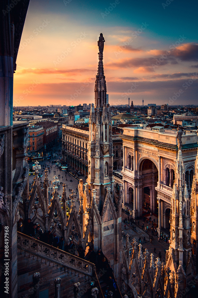 Naklejka premium Mediolan Duomo Włochy widok z tarasu na dachu o zachodzie słońca