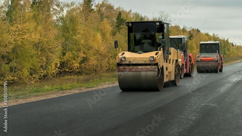 Construction of paved roads. Road construction equipment.