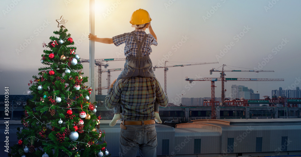 Φωτογραφία Asian boy on father's shoulders near Christmas tree with background of new high